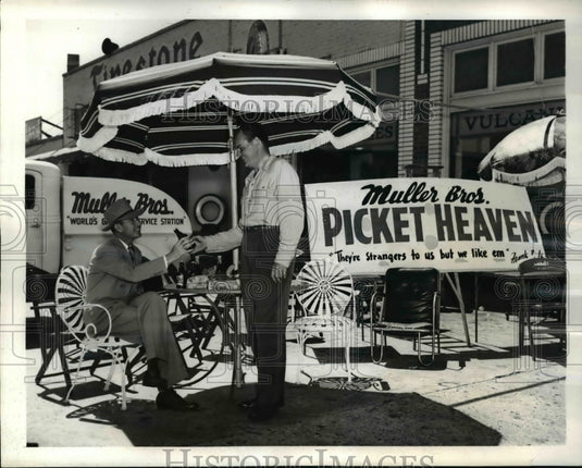 1941 Press Photo Frank Muller & pickets in Hollywood Calif at service station - Historic Images