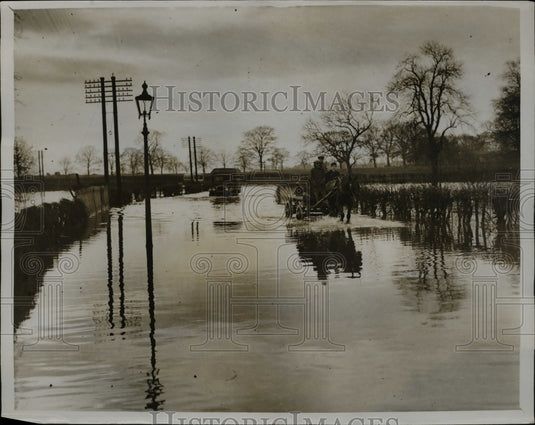 1930 Press Photo Flood & refugees in York England-Historic Images
