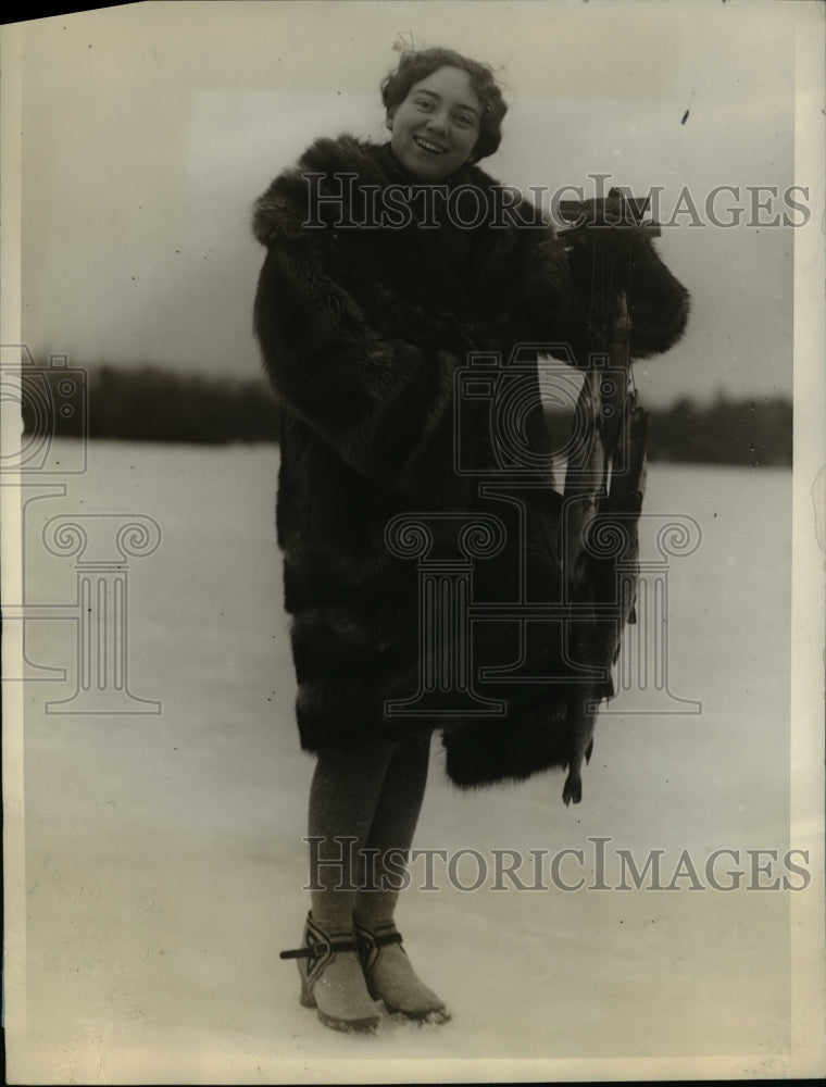 1929 Press Photo Phyllis Austin of Lynn Mass &amp; her days catch of fish - Historic Images