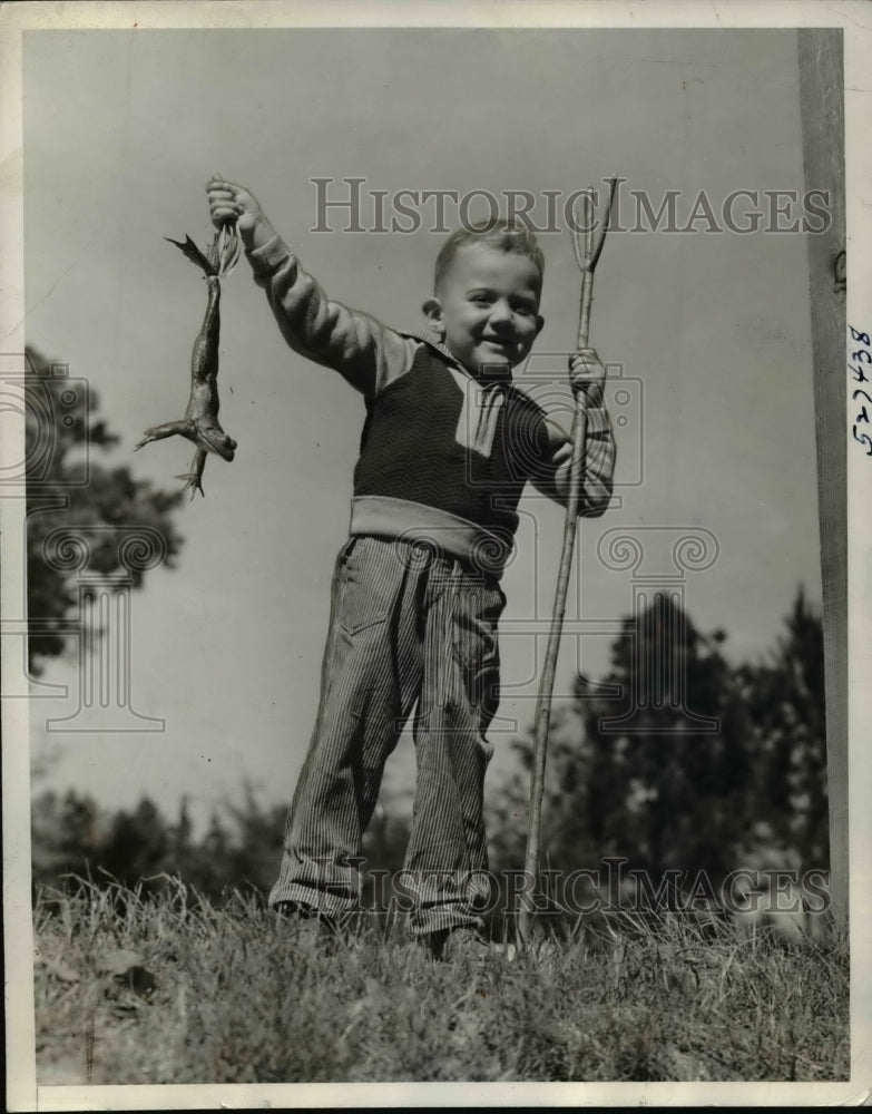 1939 Press Photo Brown Wells Miss Buddy Toler age 4 frog gigging - Historic Images