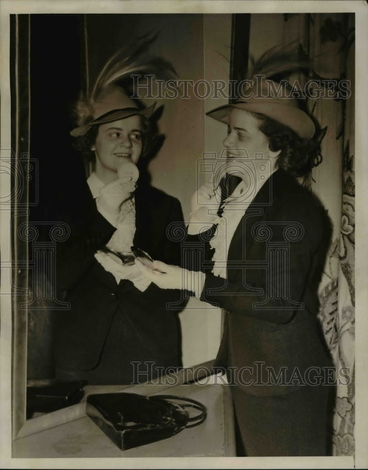1939 Press Photo Jeanneatte & Selma Pequignut at a makeup mirror - Historic Images