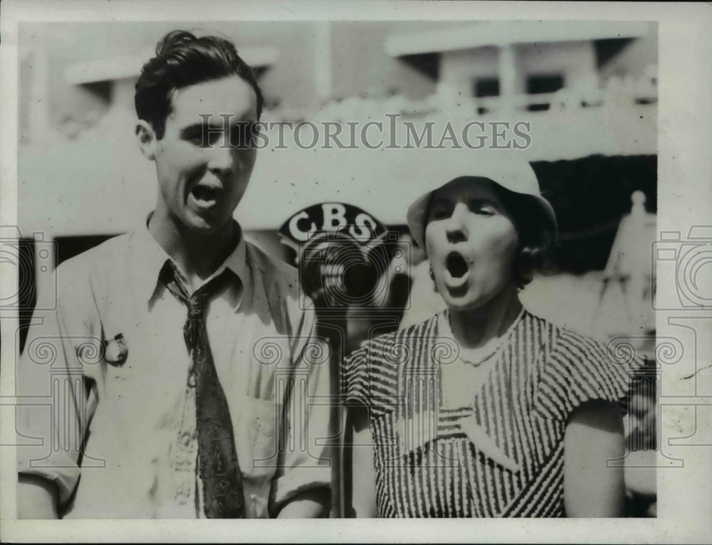 1934 Press Photo Obra Parks and Mrs. Mary Berger at Hog caller of America - Historic Images