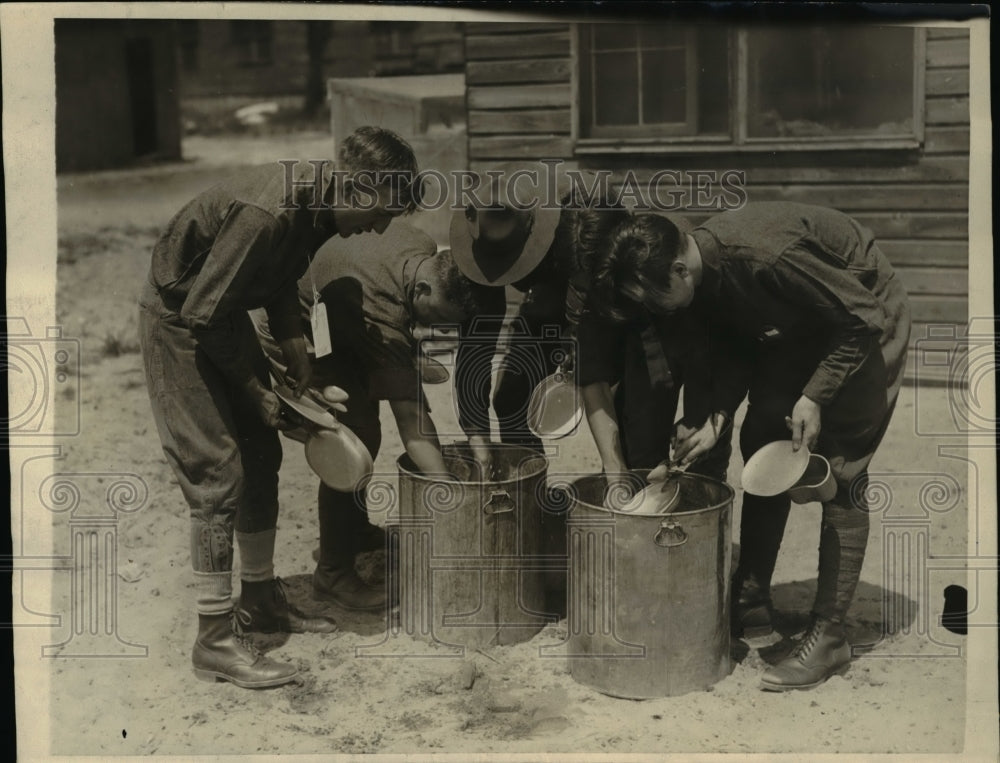 1923 Press Photo Youngsters cleaning their mess kits at Camp Heado, Maryland. - Historic Images