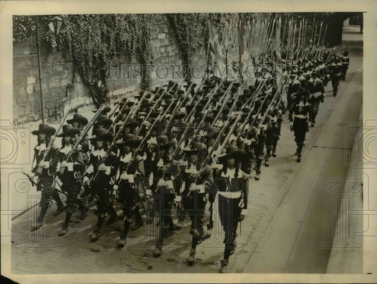 1926 The Guard of the tower of London-Historic Images