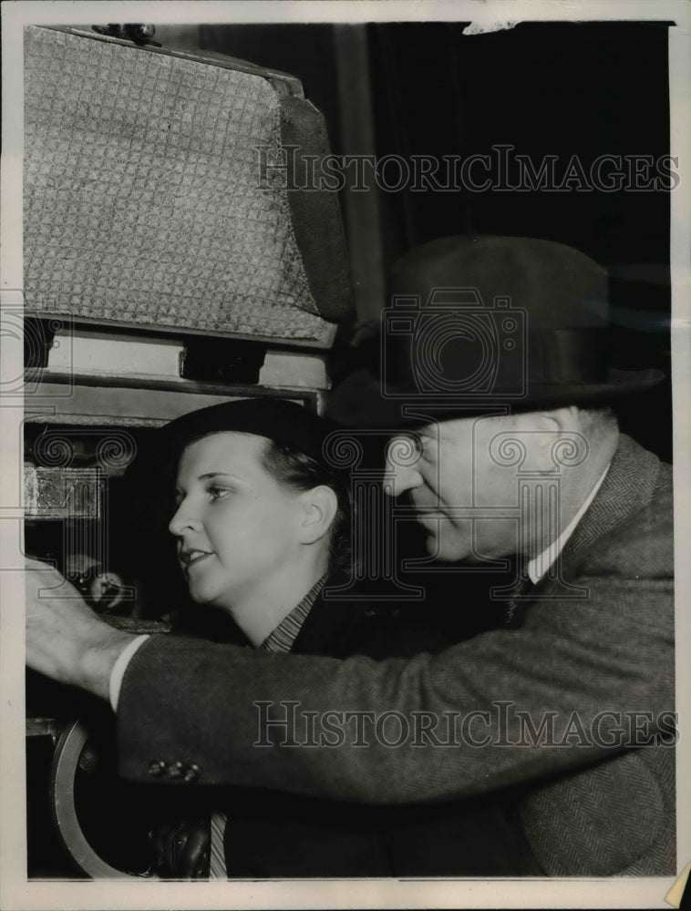 1935 Press Photo Marlow Talley, noted opera star, and Director Sam Wood, snapped - Historic Images