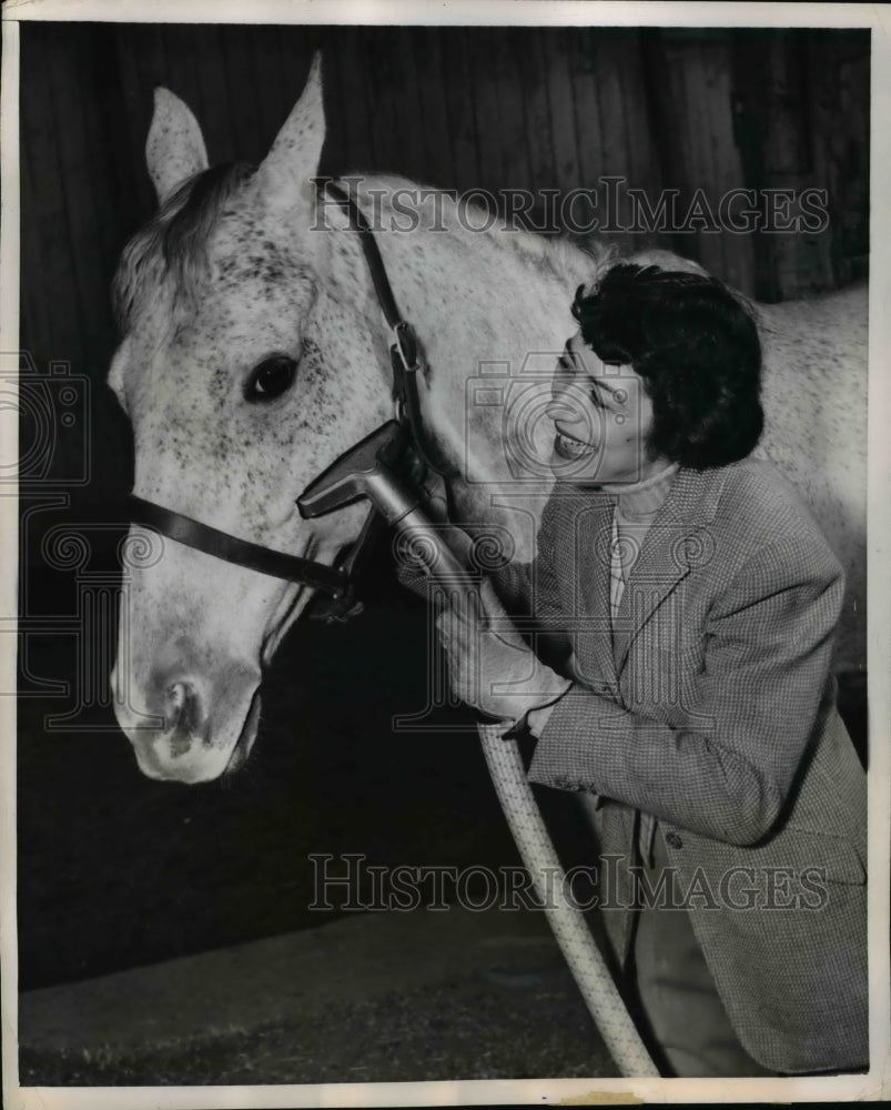 1955 Press Photo Vacuum machine for animal hair. - Historic Images