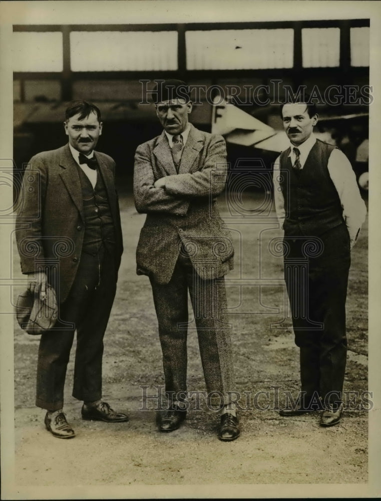 1927 Press Photo Lieutenant Thoret (center) of French Army to attempt flight - Historic Images