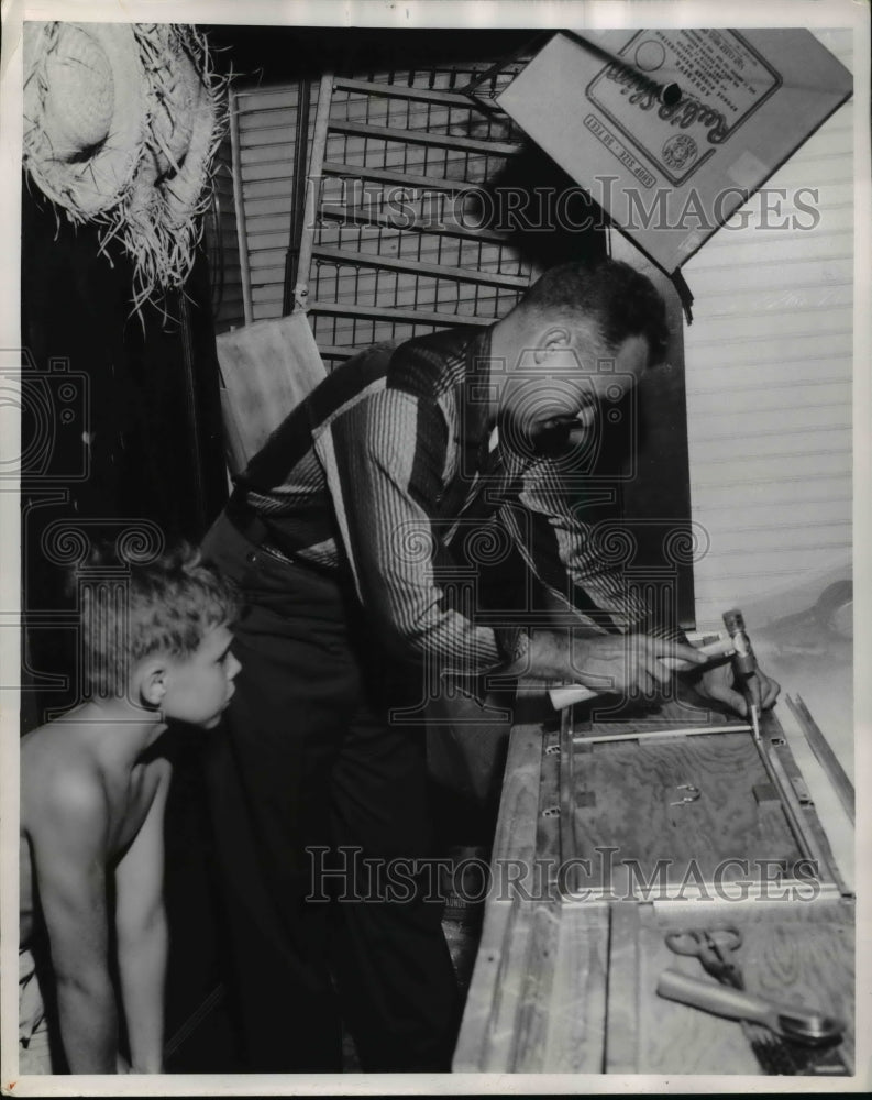 1960 Press Photo Operator Searcey, working in his sparetime w/ son Beville - Historic Images