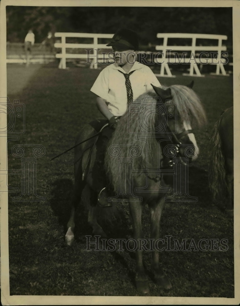1922 Press Photo Billy Moore on blue ribbon pony Senator Jackson in NJ-Historic Images