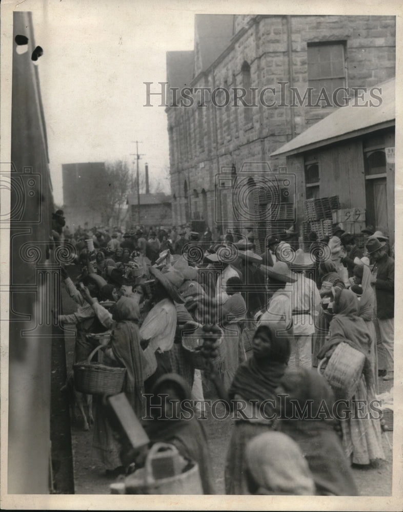 1924 Press Photo Train at an African village as vendors swarm it - Historic Images
