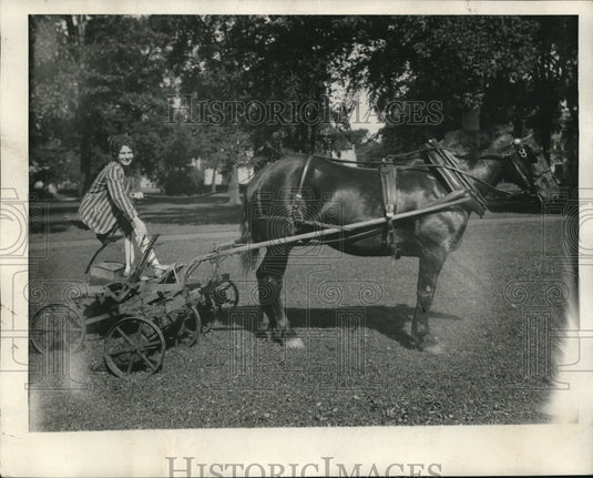 1937 Press Photo Evelyn Pinkie Smith Lorani & a horse drawn mover at a campus - Historic Images