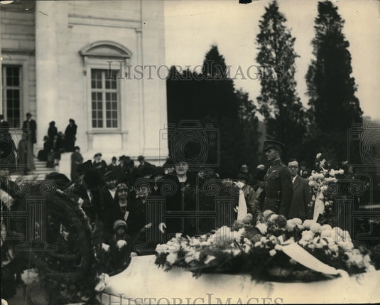 1925 Press Photo Wash DC Tomb of the Unknown Soldier Mrs Geo Schield - Historic Images