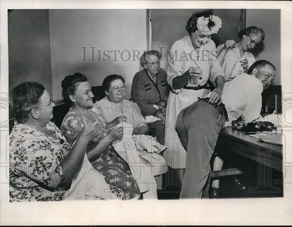 1947 Press Photo Veteran Entertain Women At Downey Hospital - Historic Images