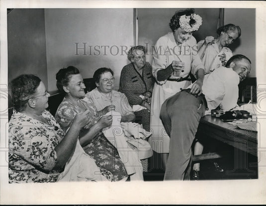 1947 Press Photo Veteran Entertain Women At Downey Hospital - Historic Images