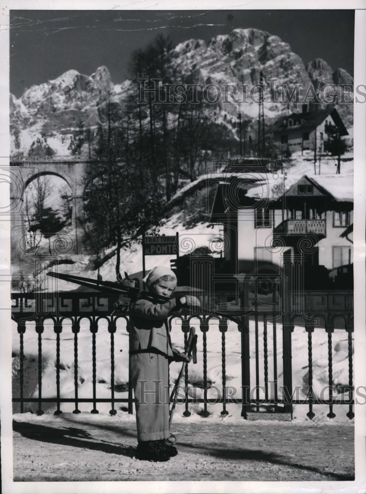 1951 Press Photo Little Biannca prepares to run in Italian Alps - Historic Images