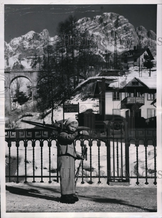 1951 Press Photo Little Biannca prepares to run in Italian Alps - Historic Images