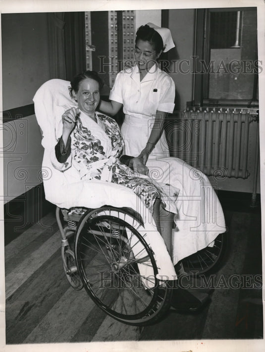 1949 Press Photo Mrs. Elizabeth Braasch with Nurse Stella Jee, Mrs. Braasch has - Historic Images