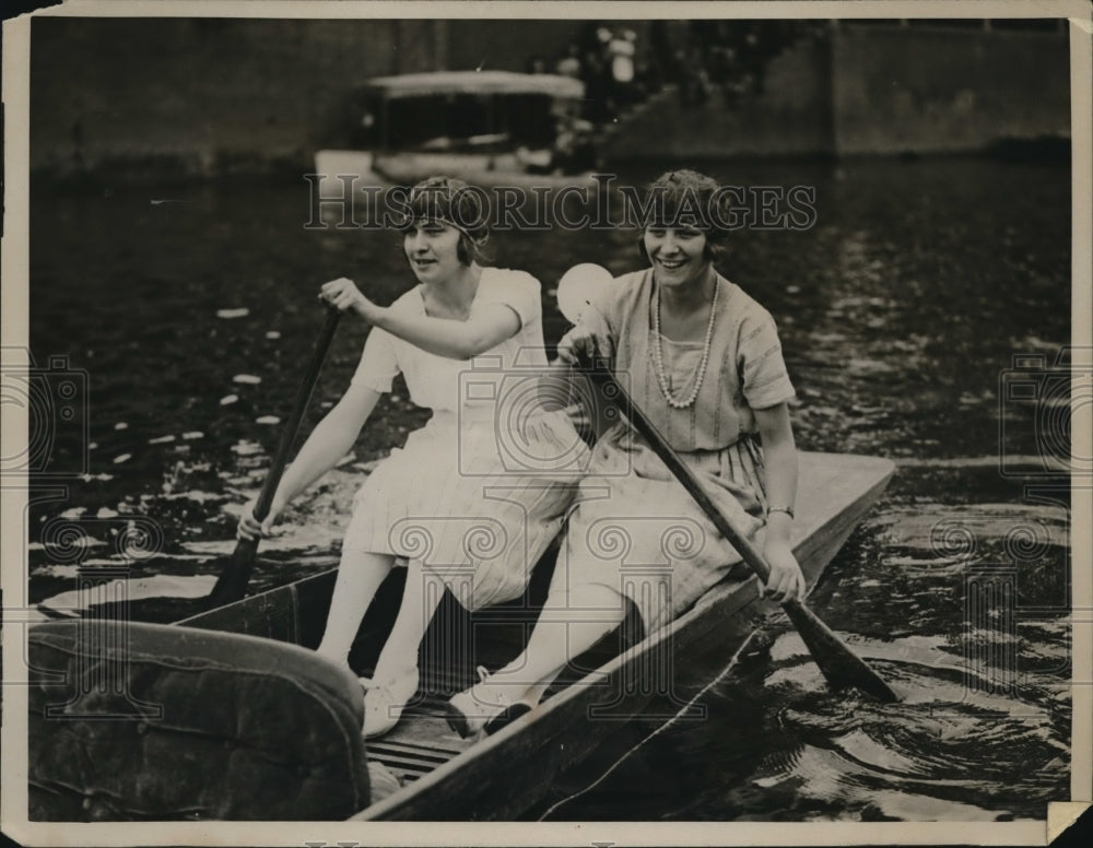 1922 Press Photo River girls wearing the latest styles on the Thames. - Historic Images