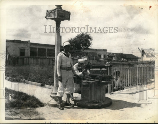 1933 Machine Guns are mounted on Miramar Bridge, Havana.-Historic Images