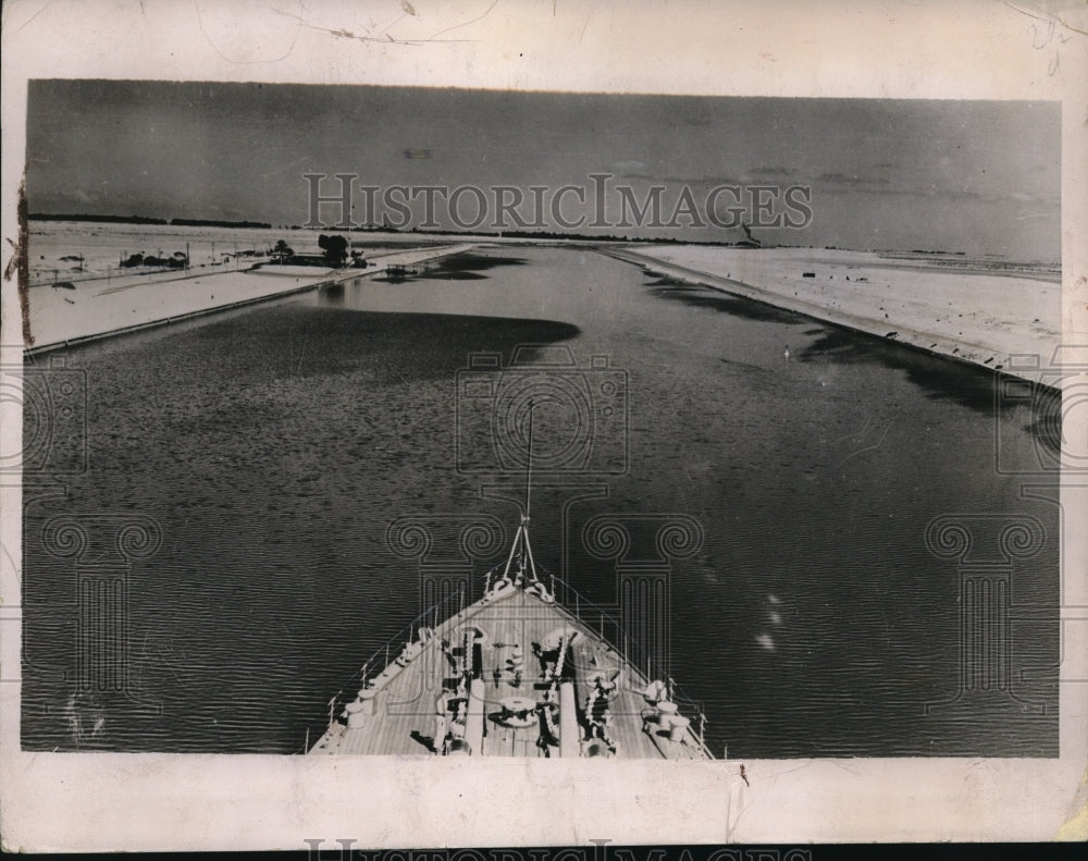 1935 Press Photo The H.M.S. Sussex passed the Suez Canal - Historic Images