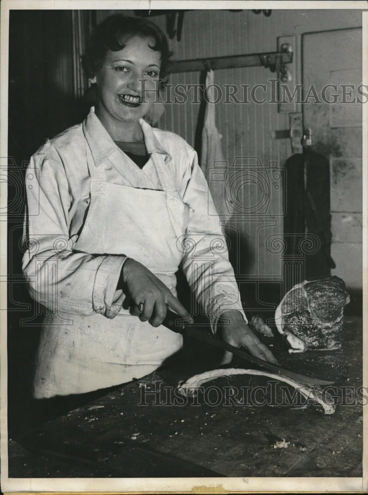 1933 Press Photo Mrs. Sophia Smith with her butchering work in husband&#39;s shop - Historic Images