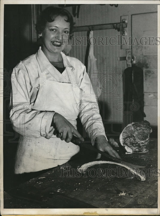 1933 Press Photo Mrs. Sophia Smith with her butchering work in husband's shop - Historic Images