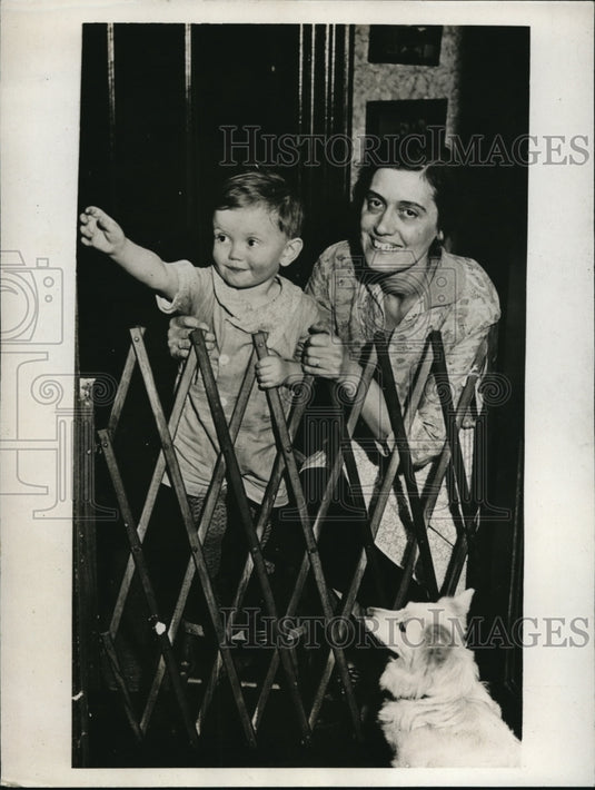 1932 Press Photo The second wife of Earl Chambers, Larguerite Chase with son - Historic Images