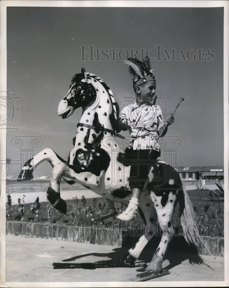 1955 Press Photo Six year old Roberto Cervi in his toy horse - Historic Images