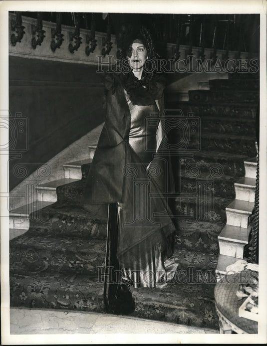 1934 Press Photo Mrs. Aldwell Weicker in costume at the Bal De Tete - Historic Images