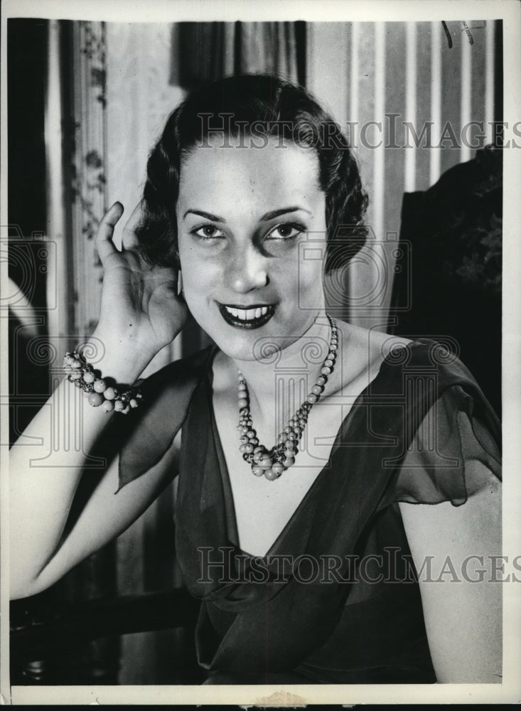 1933 Press Photo Constance Wallerich with Necklace and Bracelet set The Berries - Historic Images