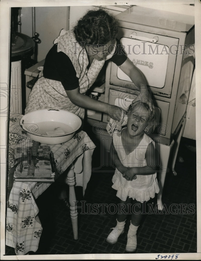 1939 Press Photo Little Wilma Jane Boesser goes back to school - Historic Images