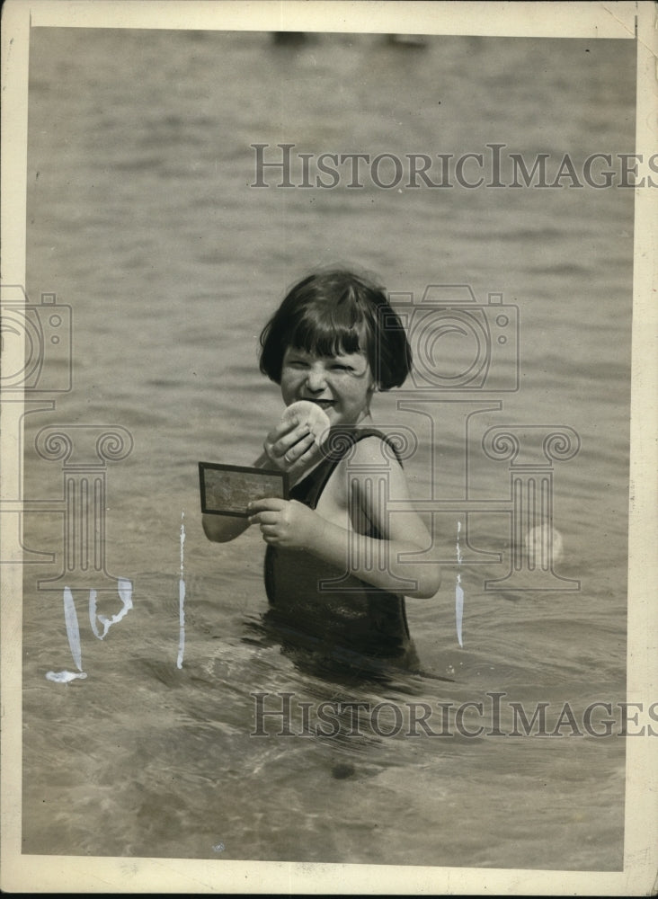 1925 Press Photo Little Miss Francis Karn Powders Her Nose in the Surf - Historic Images