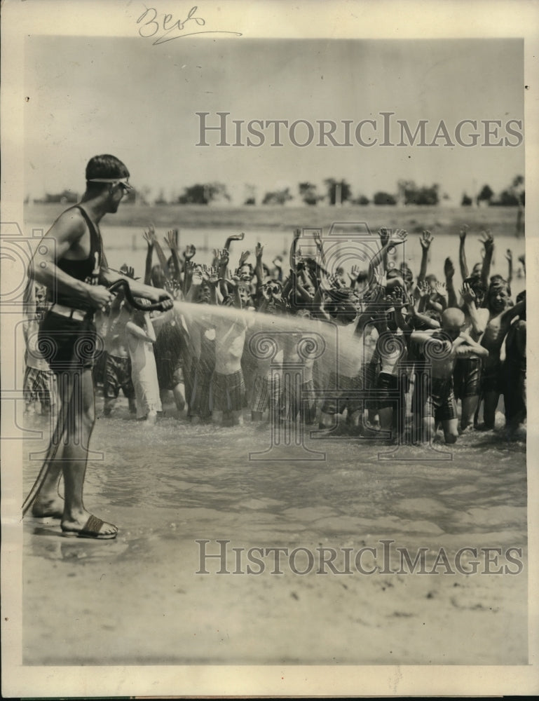 1927 Press Photo Kids Blasted with Water in Chicago Pool - Historic Images