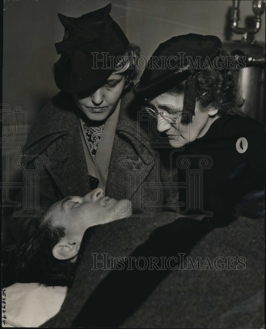 1937 Press Photo James Woods Breaks Back in Bridge Jump, Wife Bernice - Historic Images