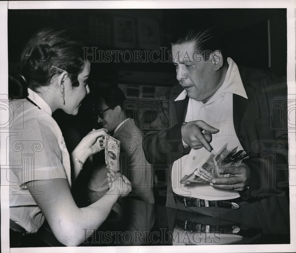 1954 Press Photo Mexican radio comedian Arturo Menendez receives a shock as - Historic Images