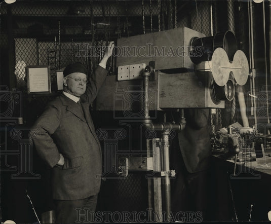 1925 Press Photo Dr. George Peters of the Naval Observatory  and the special cam - Historic Images