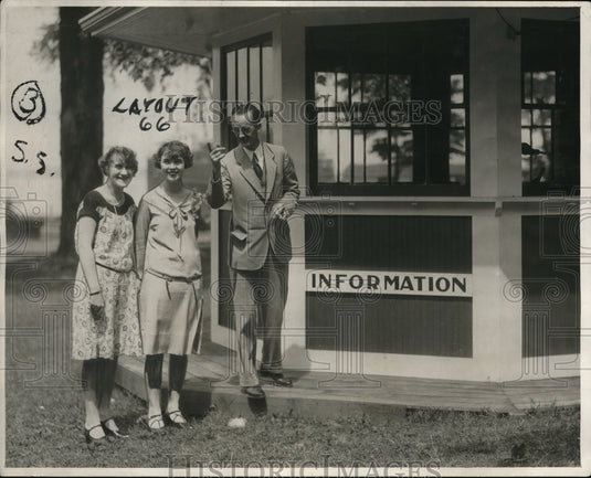 1927 Press Photo Ann Schuerger and Della Kroesen with Manager Frank Snavely - Historic Images