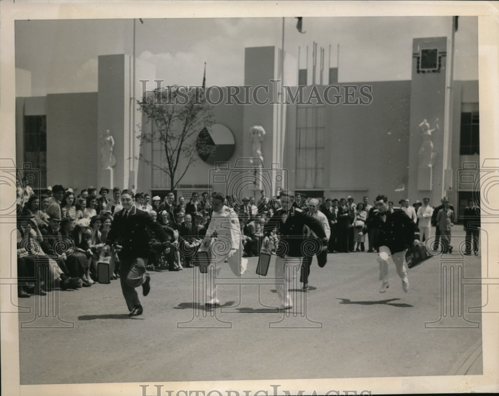 1940 Press Photo Bellhop Baggage Race at the court of Peace in New York City - Historic Images