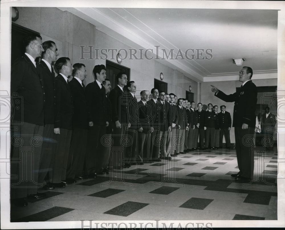 1945 Press Photo Shift for Empiere State Bldg of Elevators reporting for Duty. - Historic Images