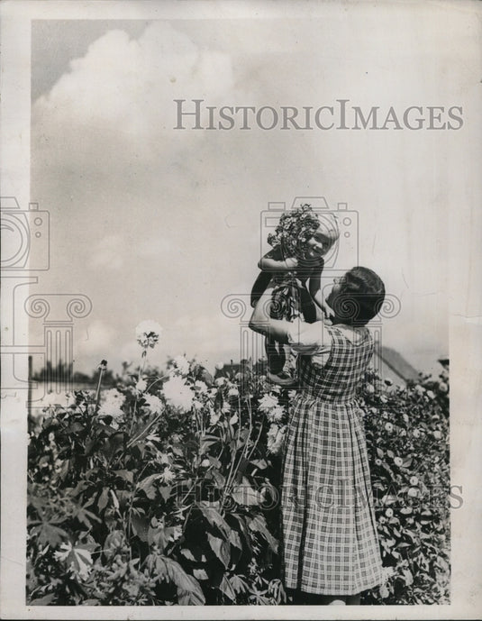 1937 Press Photo German Mother with Child Gathering Flowers - Historic Images