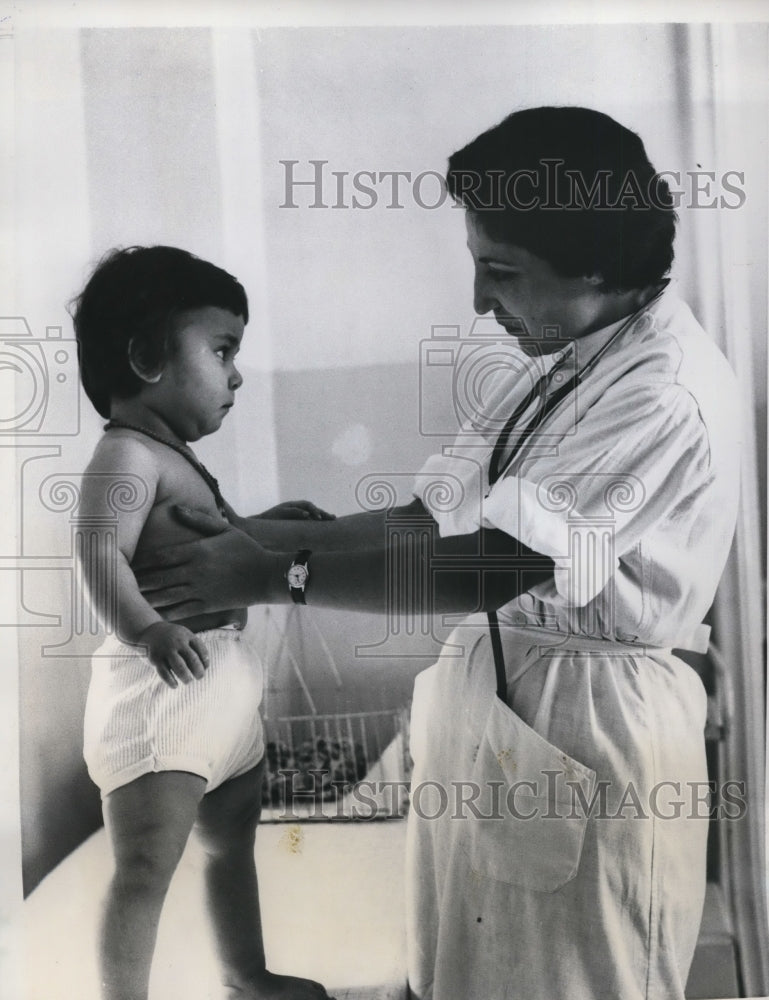 1959 Press Photo Dr. Nazak Nizam in White Coat Checks Youngster in Damascus - Historic Images