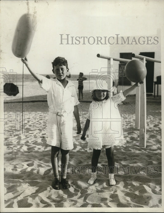 1929 Press Photo Wallace Shaffer and his sister, Anne, at Sea Spray Beach - Historic Images