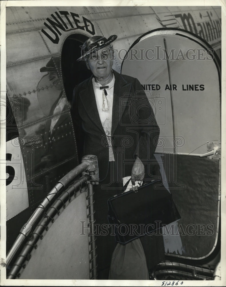 1939 Press Photo Newark NJ Mrs Virginia Peuderes of Ill on round world trip - Historic Images