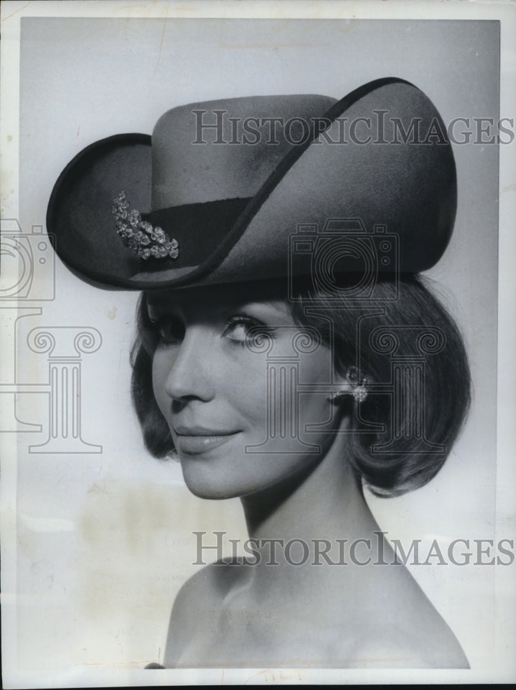 1962 Press Photo Paris France Albouy designed cowboy hat on a model - Historic Images