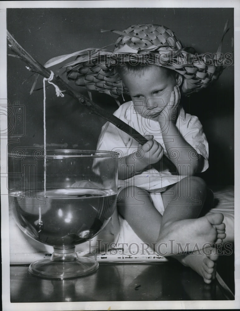 1959 Press Photo Kenneth Smith Angles for a Goldfish in a Goblet-Historic Images