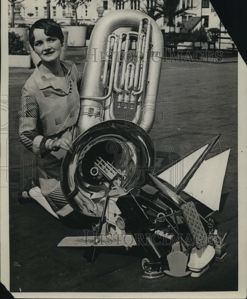 1926 Press Photo Miss Lois Sheppard with her home manufactured horn - Historic Images