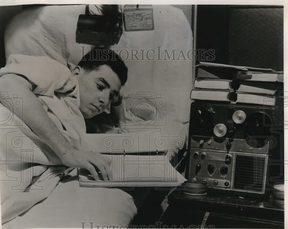 1947 Press Photo David Greenburg Studies while hospitalized - Historic Images