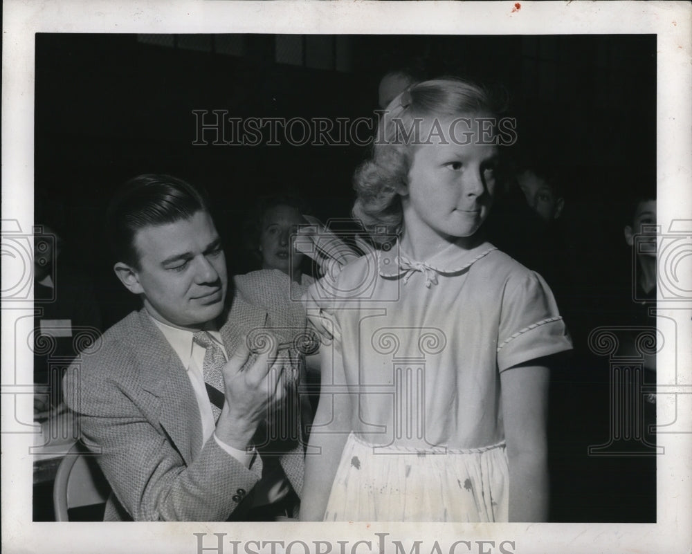 1954 Press Photo Karen Blecha with Dr. George Graham - Historic Images