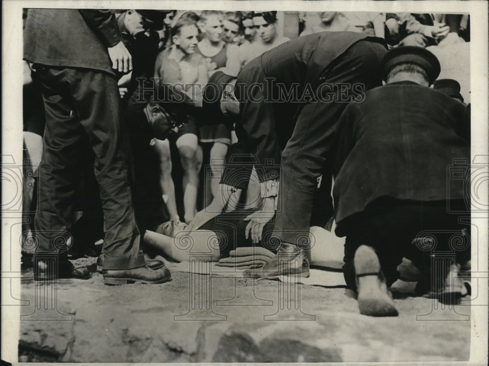 1923 Press Photo Trained Life Savers Resusitating a Man Rescued from Drowning - Historic Images