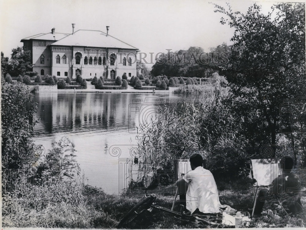 1968 Press Photo Students try to Capture Quiet Scene of Mogosoaia Palace Romania - Historic Images